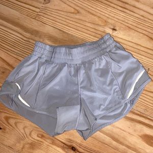 lululemon hotty hot shorts in grey 2.5s size 2
